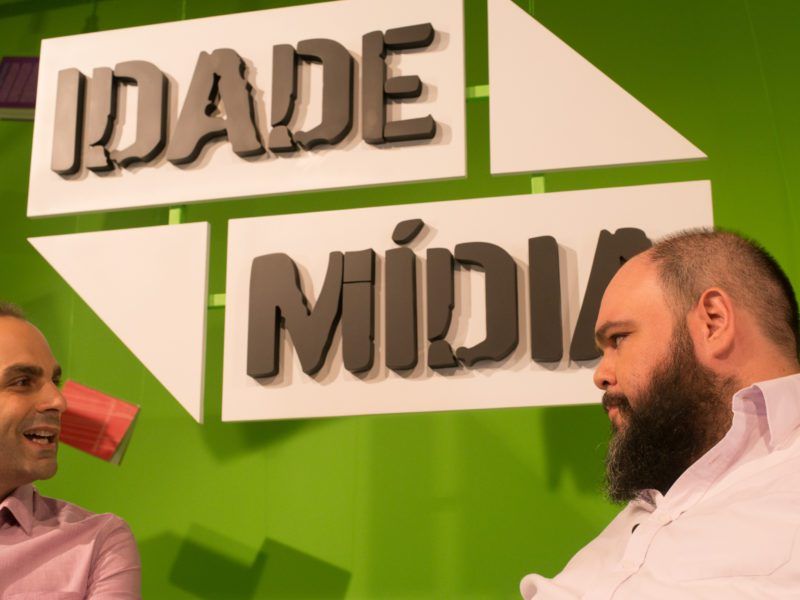 Estúdio de produção com câmeras e equipamentos de televisão