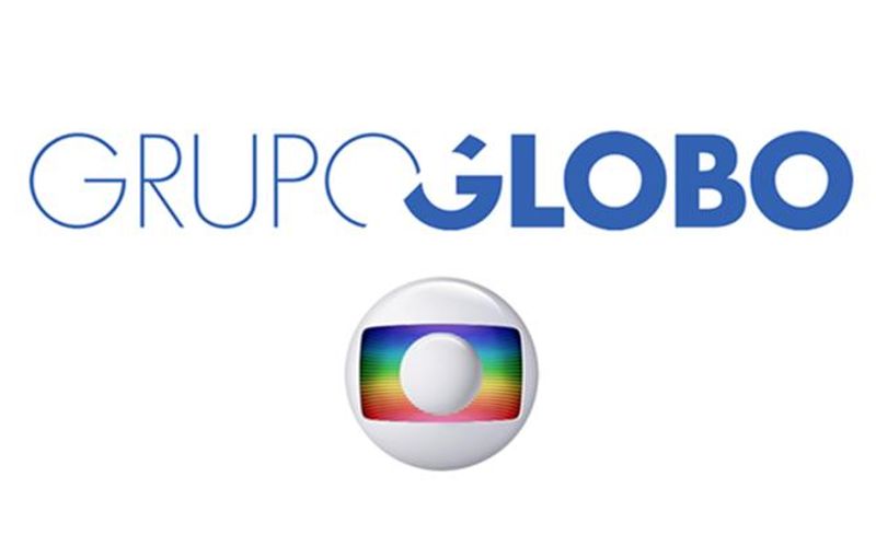 Fachada moderna e iluminada do prédio da Rede Globo à noite em Rio