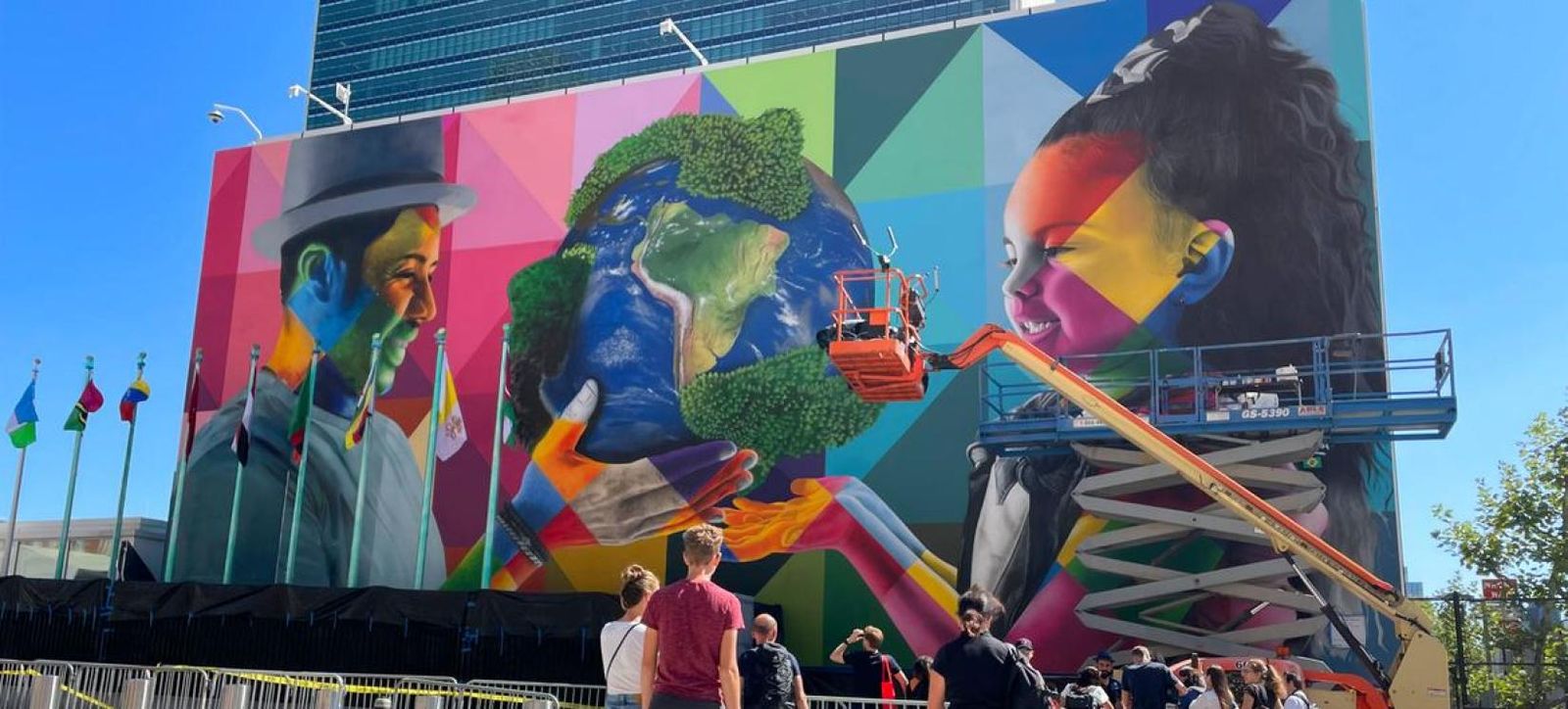 Mural colorido de grande proporção na fachada da sede da ONU em Nova York