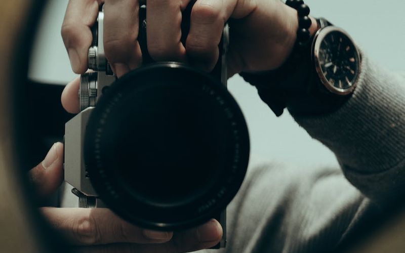 Câmera profissional Sony e composição visual de fotografias premiadas
