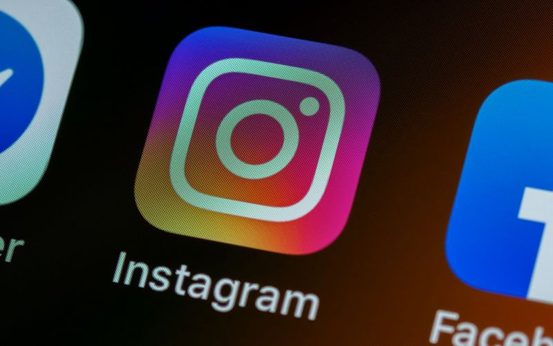 Logo Meta com símbolos de rede social e símbolo de Brasil em fundo digital