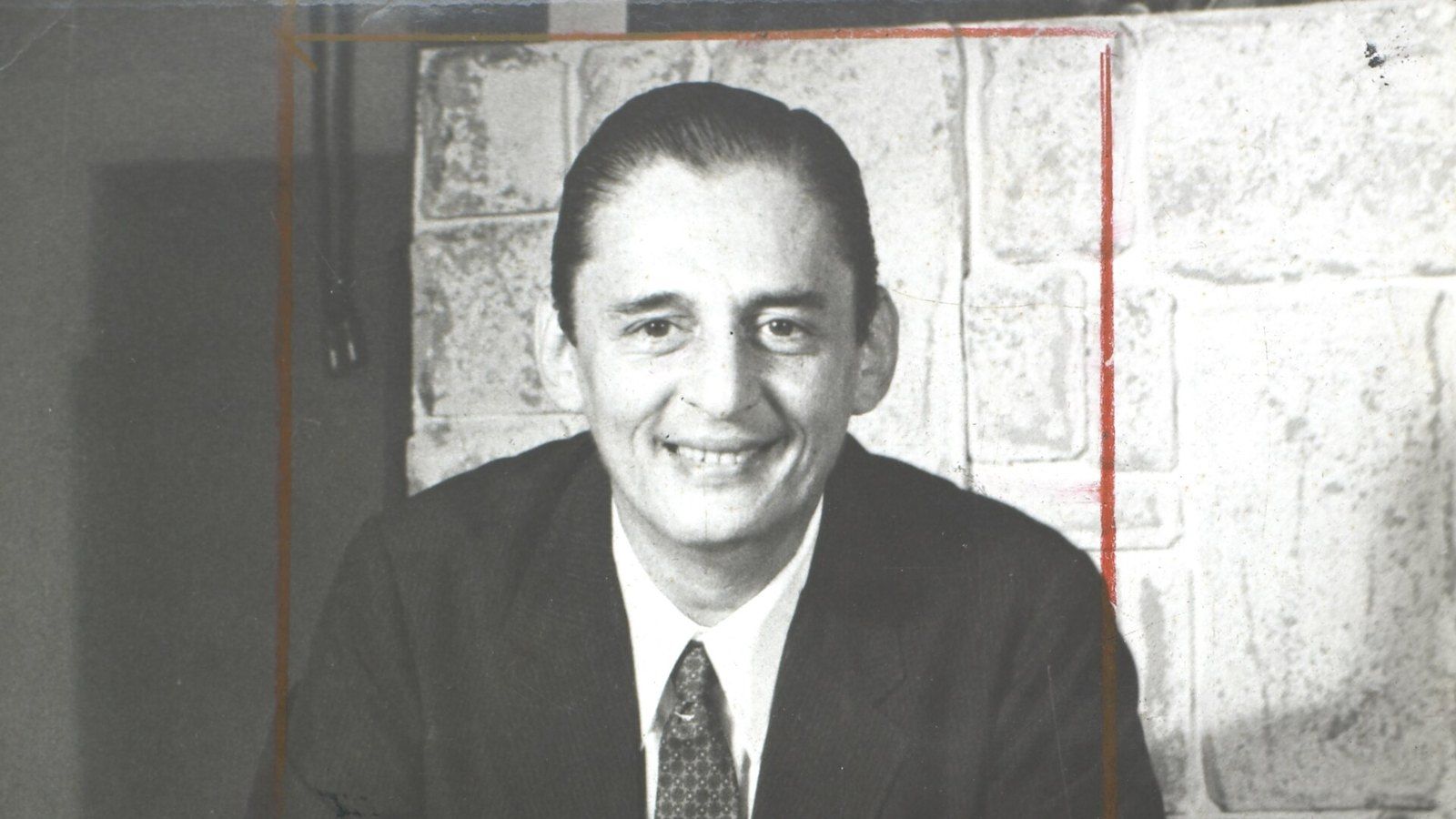 Retrato em preto e branco de César de Alencar sorrindo, de terno e gravata, em setembro de 1972