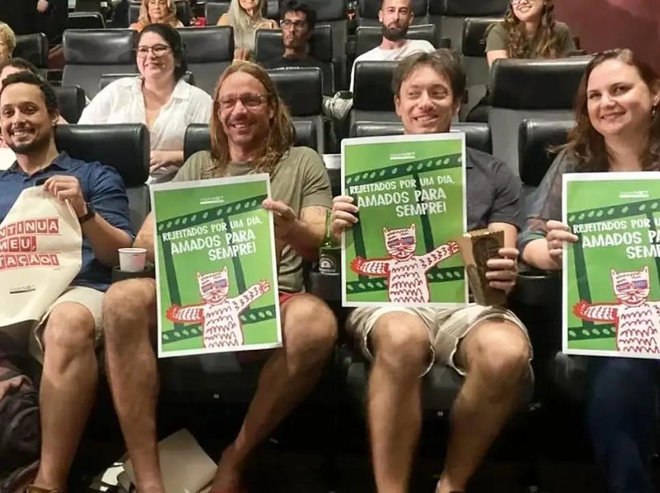 Pessoas criativas solucionando situação com criatividade e empatia