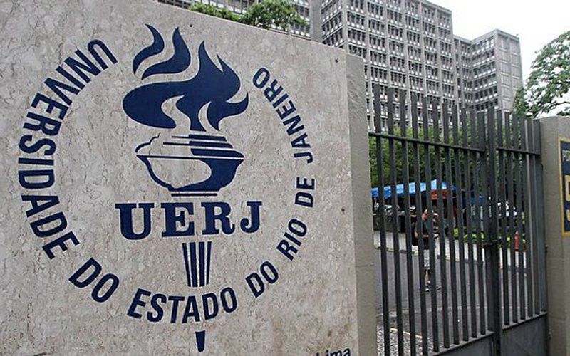 Campus universitário com edifícios e estudantes em circulação