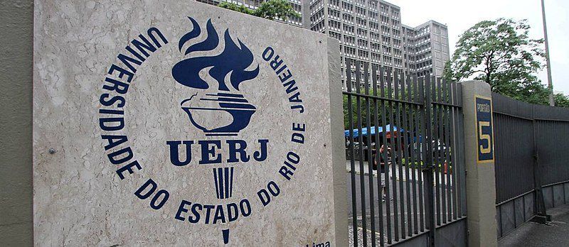 Campus universitário com edifícios e estudantes em circulação