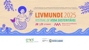 Multidão em evento festivaleiro ao ar livre desfrutando arte e música