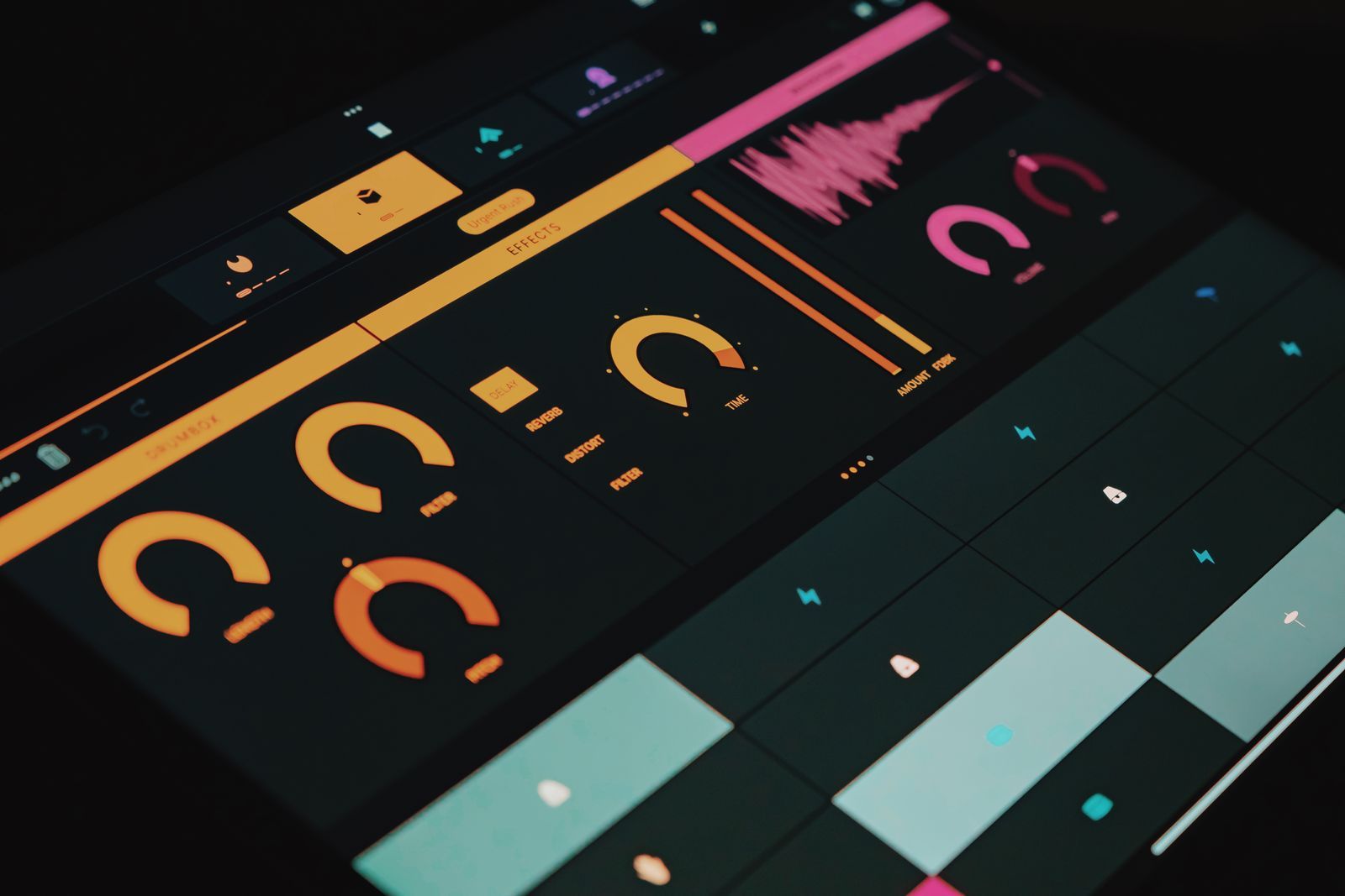 Tela de software de produção musical com controles circulares coloridos e uma forma de onda sonora em rosa, representando identidade sonora de marca