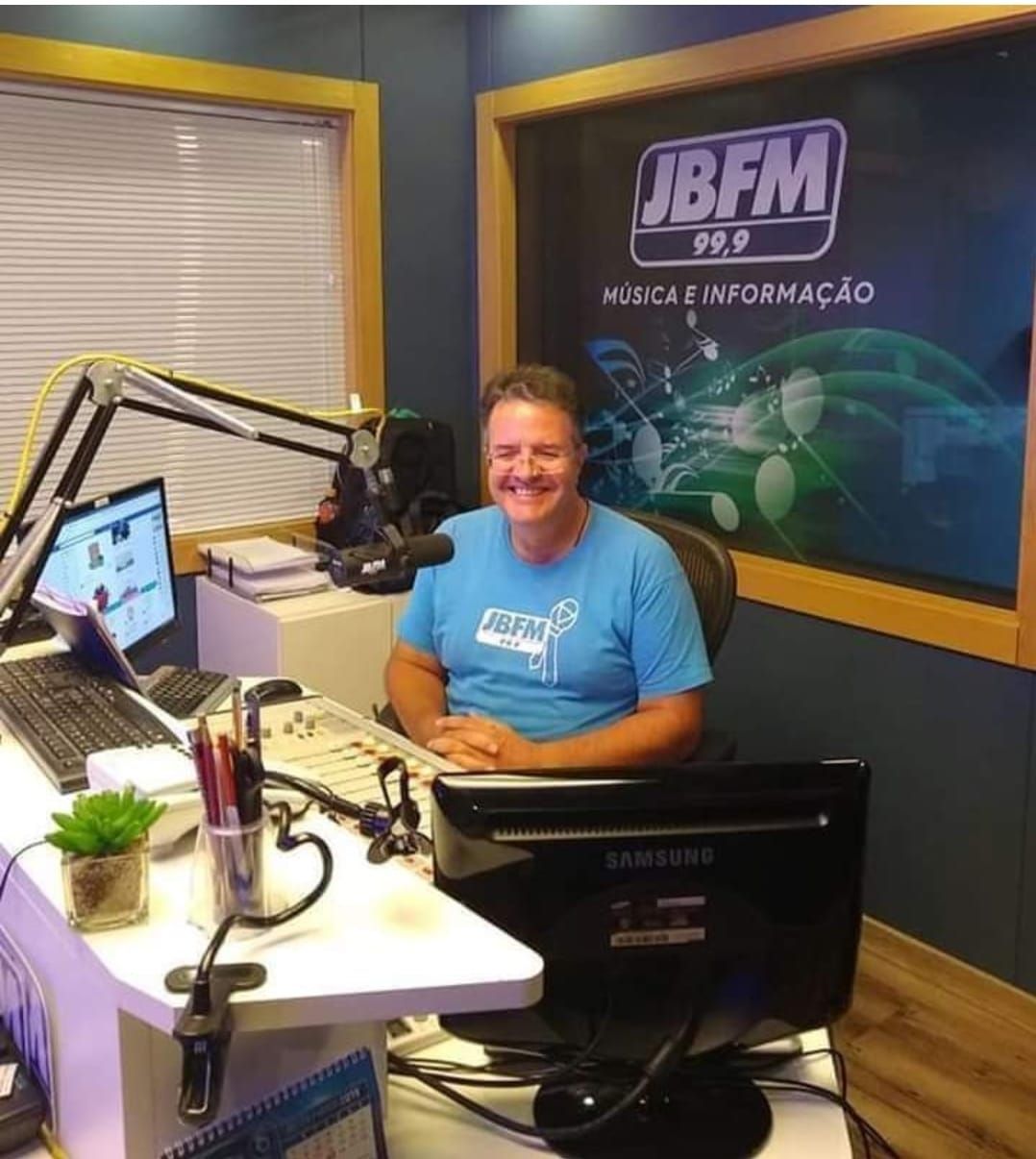 Radialista em seu estúdio de transmissão durante carreira radiofônica