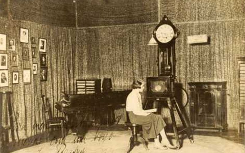 Mulheres em estúdio de rádio vintage operando equipamentos de transmissão