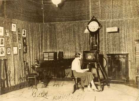 Mulheres em estúdio de rádio vintage operando equipamentos de transmissão