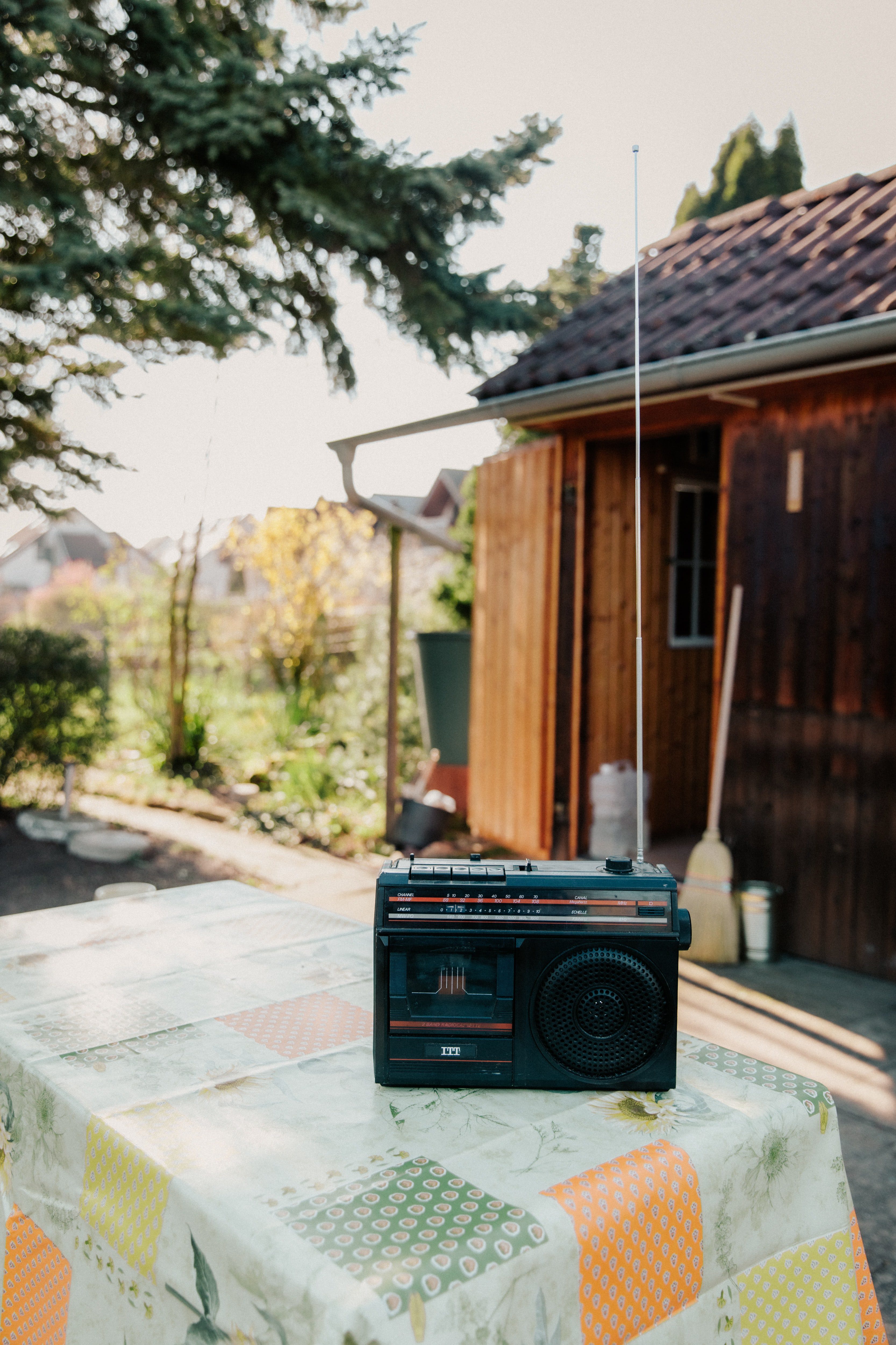 Estação de rádio vintage com transmissor antigo e microfone