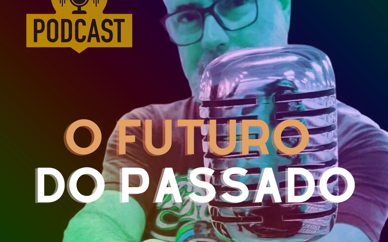 Ruy Jobim em estúdio de gravação de podcast com microfone