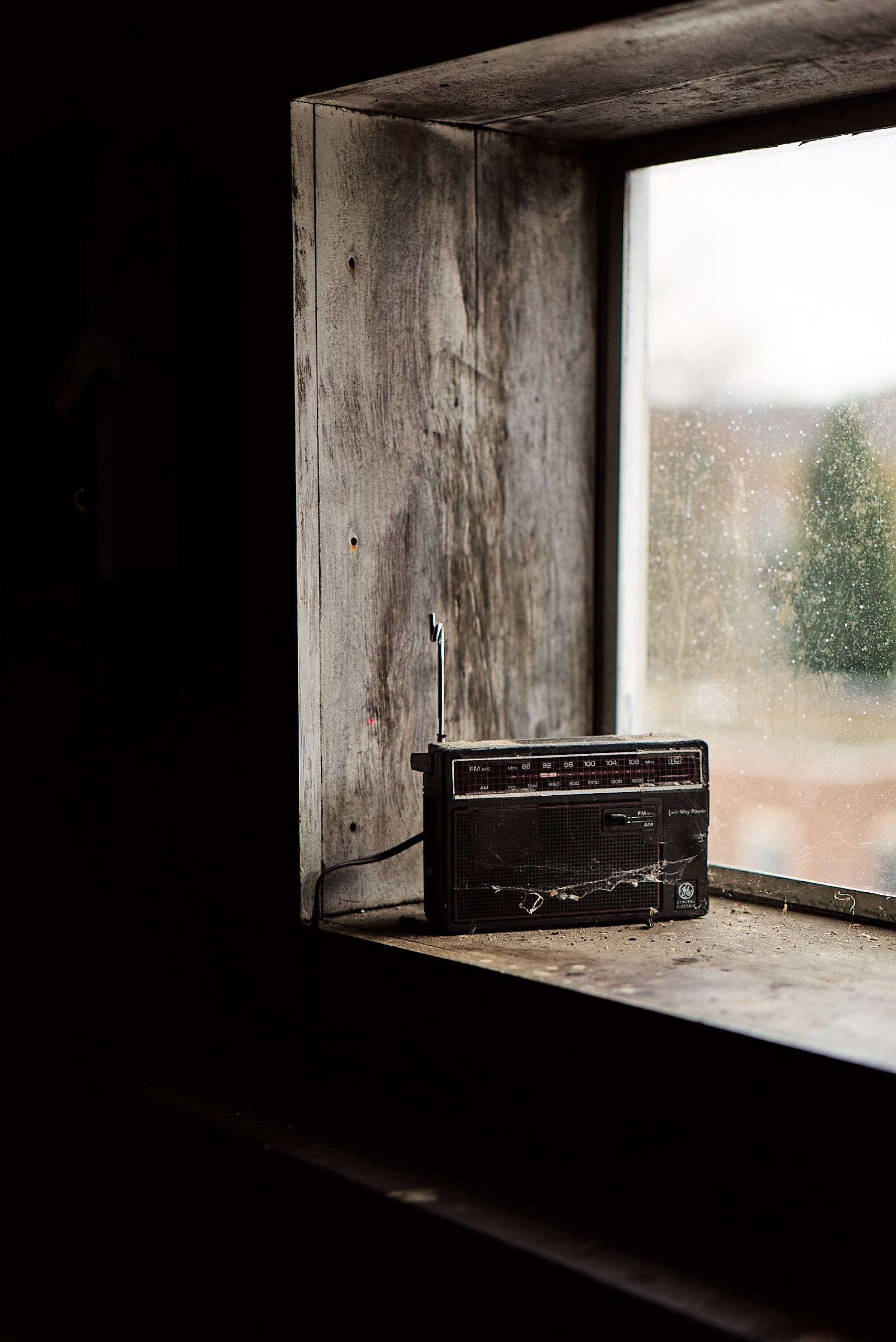 Gráficos estatísticos em tela mostrando dados de audiência de rádio