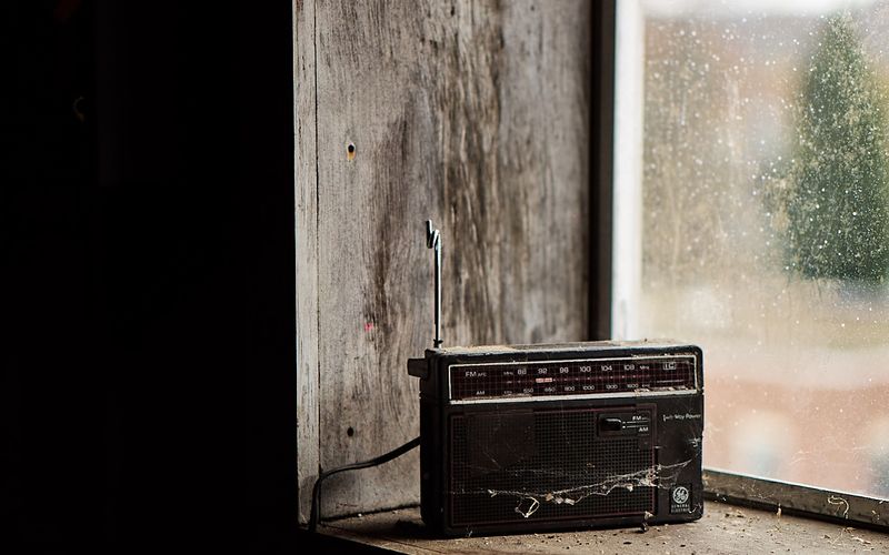Gráficos estatísticos em tela mostrando dados de audiência de rádio