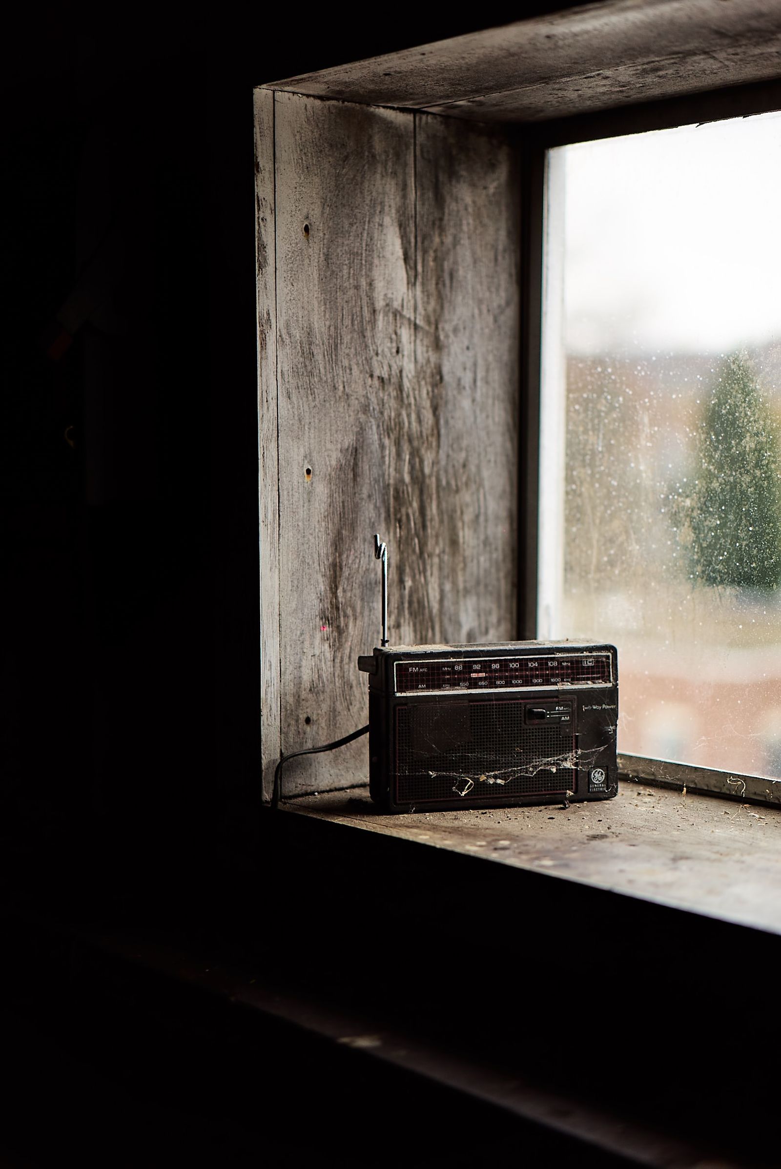 Gráficos estatísticos em tela mostrando dados de audiência de rádio