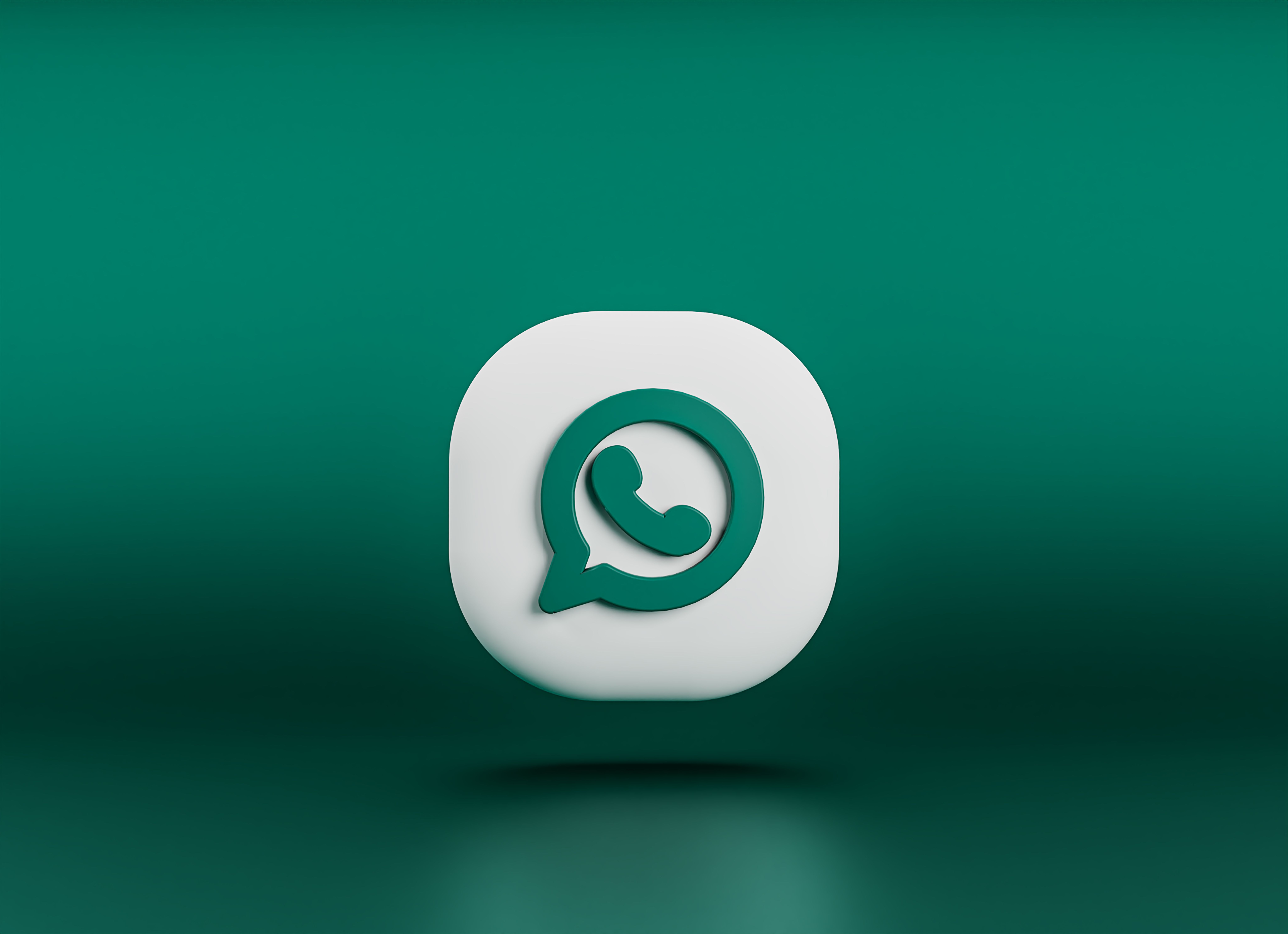 Celular exibindo aplicativo WhatsApp com alerta de privacidade