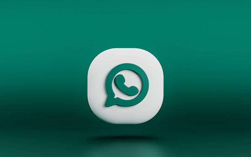 Celular exibindo aplicativo WhatsApp com alerta de privacidade