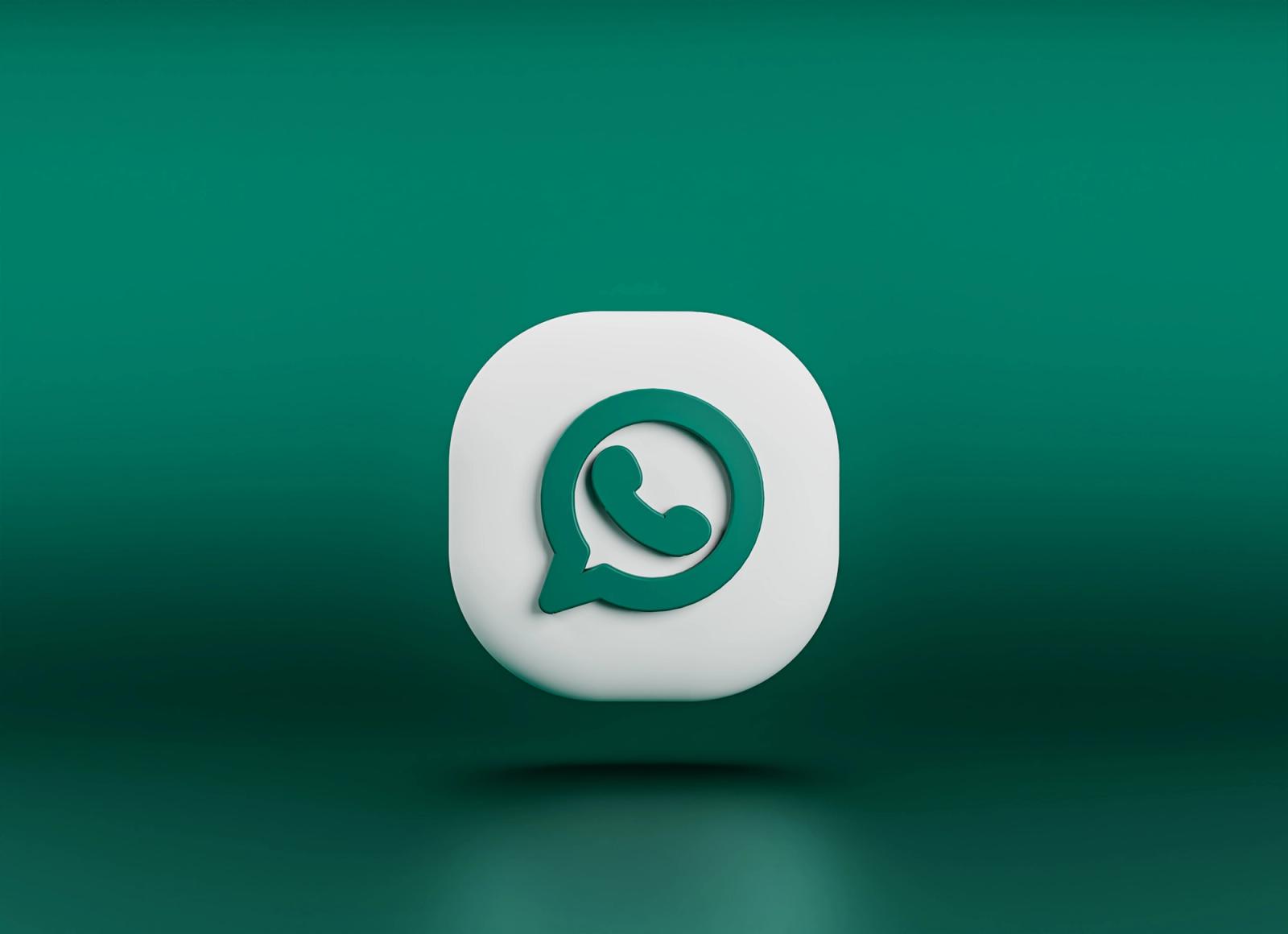 Celular exibindo aplicativo WhatsApp com alerta de privacidade