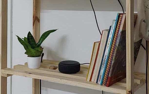 Dispositivo Alexa cercado por símbolos culturais e religiosos brasileiros