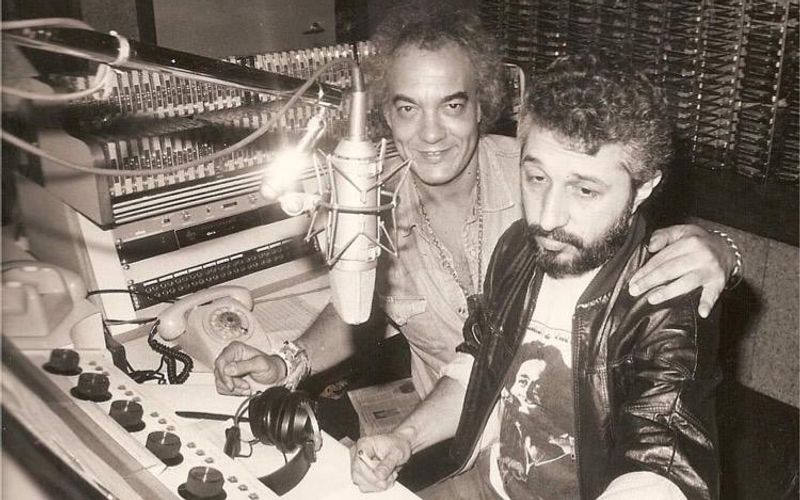 DJ em estúdio de rádio FM com equipamento técnico profissional