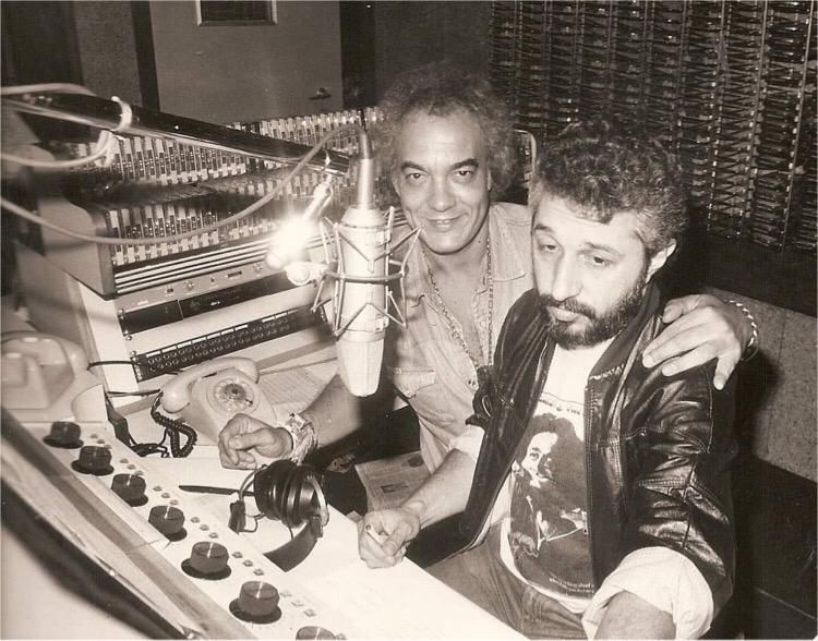 DJ em estúdio de rádio FM com equipamento técnico profissional