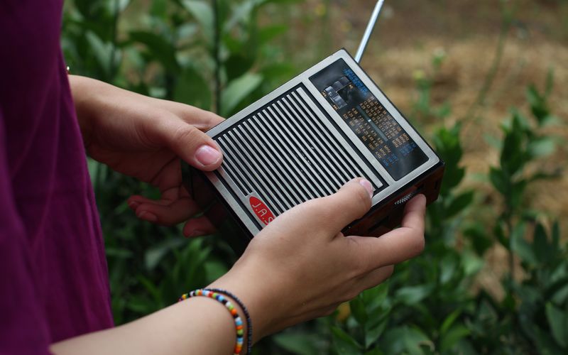 Rádio de pilha mantendo população conectada em tempo de enchente