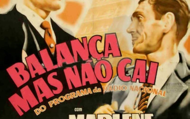 Estúdio de rádio vintage dos anos 1940 com atores em cena de comédia