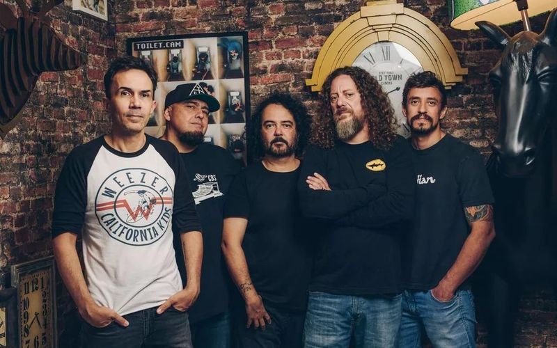 Canisso, baixista da banda Raimundos, em apresentação musical