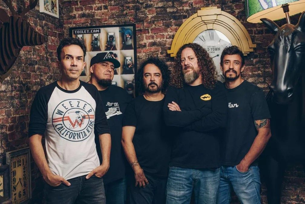 Canisso, baixista da banda Raimundos, em apresentação musical