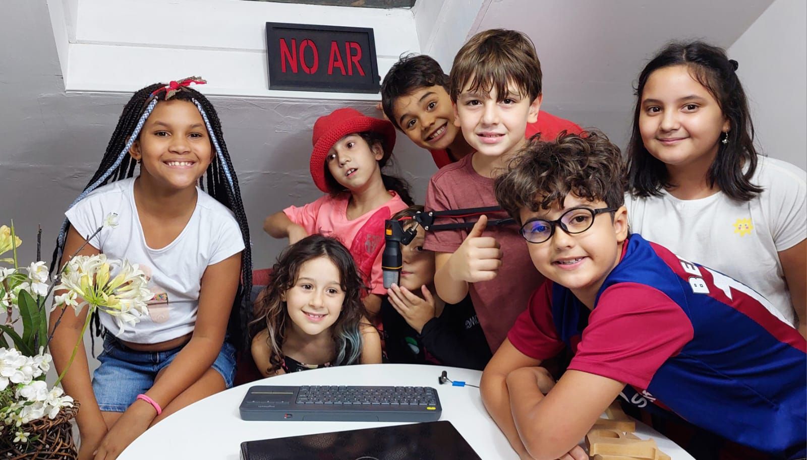 Crianças pequenas explorando estúdio e equipamentos de rádio