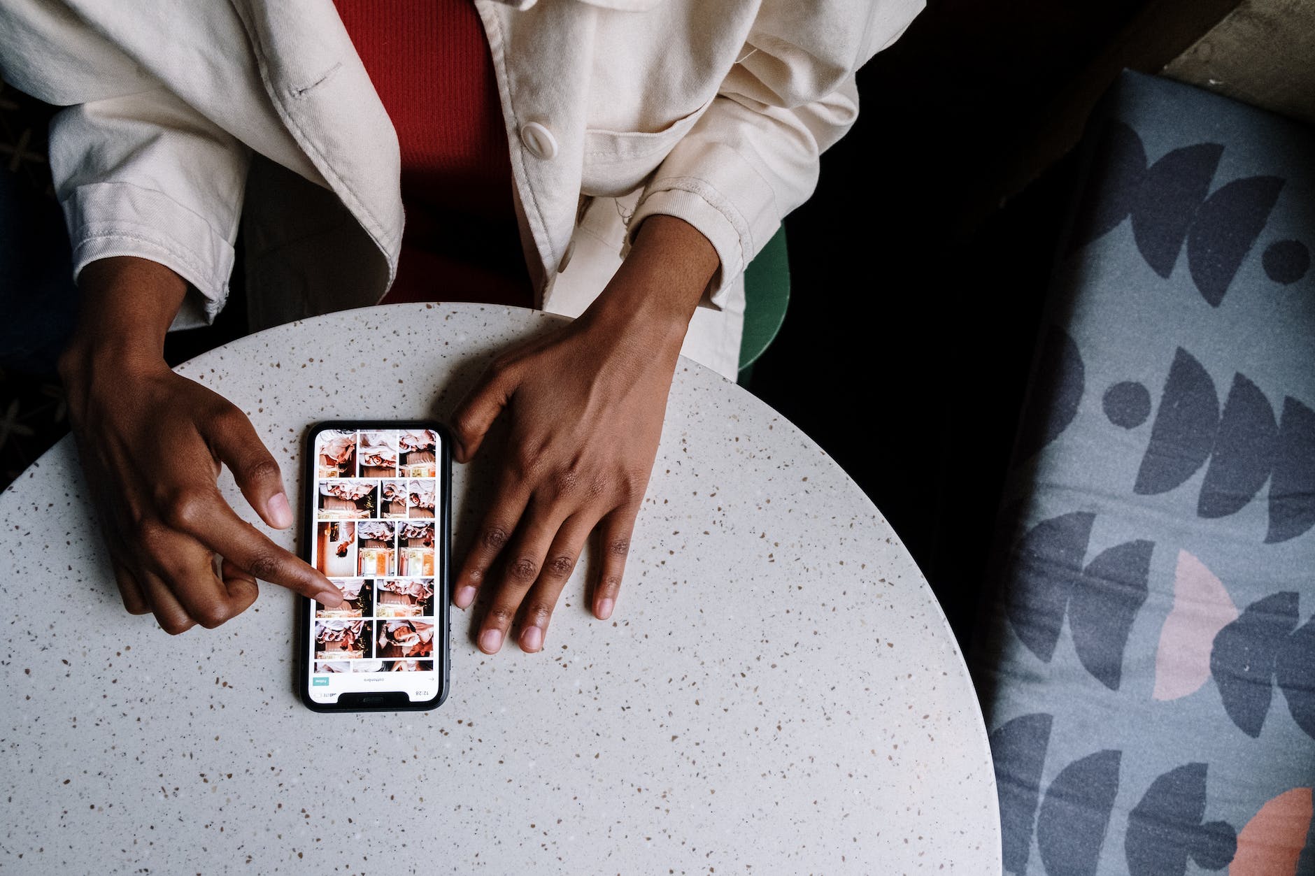 Layout do Instagram com carrossel de fotos e vídeos em destaque
