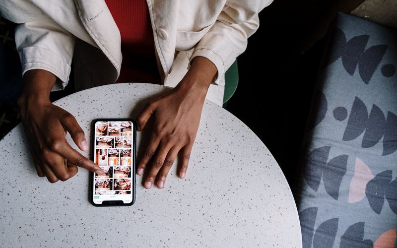 Layout do Instagram com carrossel de fotos e vídeos em destaque