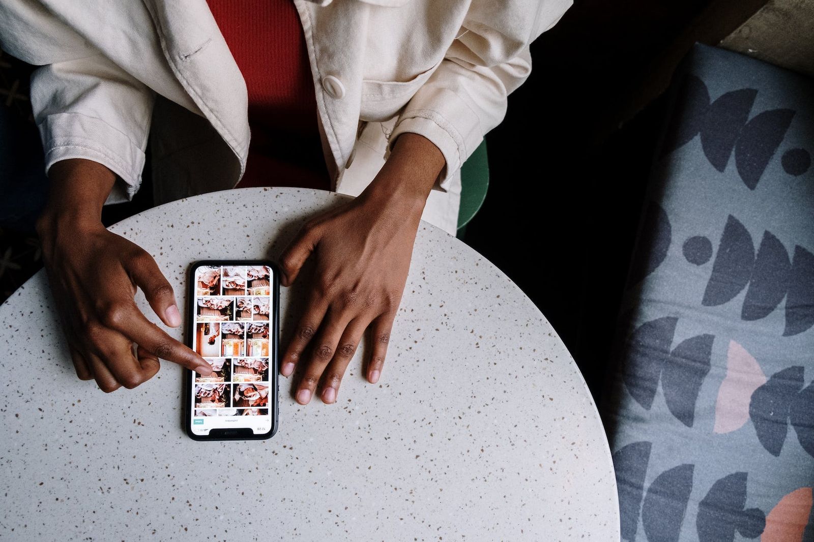 Layout do Instagram com carrossel de fotos e vídeos em destaque
