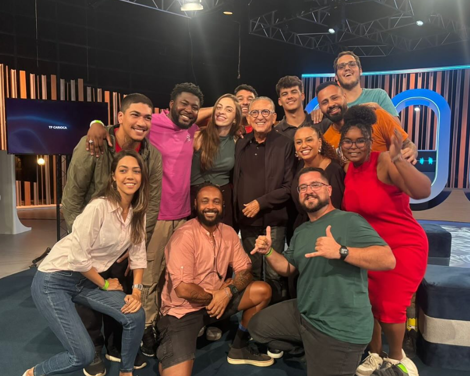 Galvão Bueno junto com alunos da Escola de Rádio em estúdio