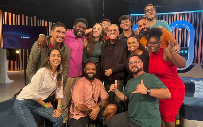 Galvão Bueno junto com alunos da Escola de Rádio em estúdio