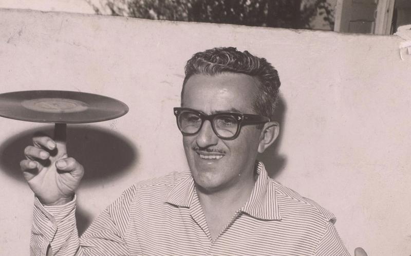 O apresentador Chacrinha (Abelardo Barbosa) equilibrando um disco de vinil na ponta do dedo, em foto de 1961.