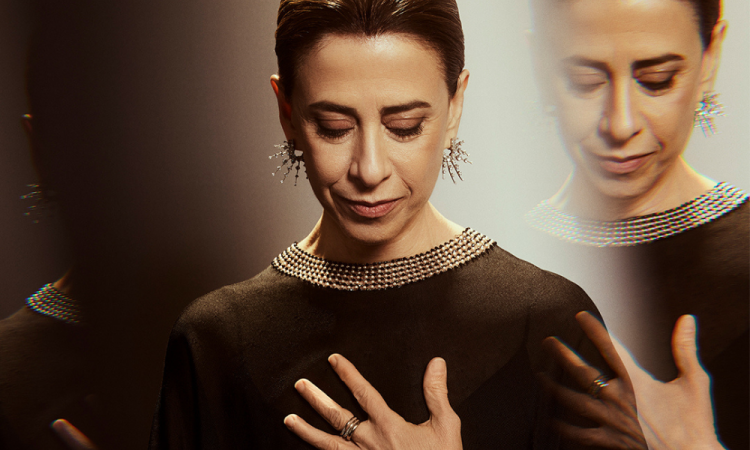 Atriz segurando troféu do Globo de Ouro com expressão emocionada