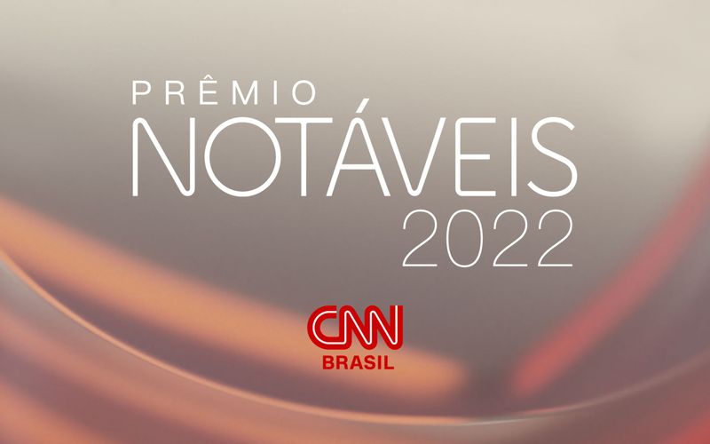 Palco iluminado preparado para cerimônia de premiação e discursos