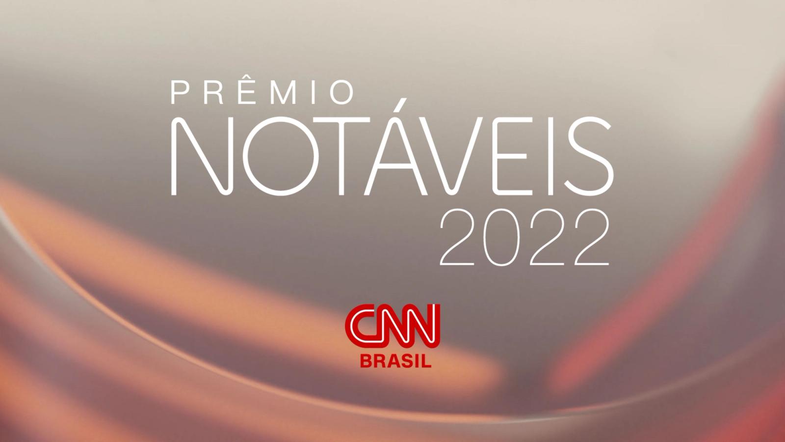 Palco iluminado preparado para cerimônia de premiação e discursos