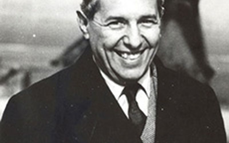 Assis Chateaubriand em estúdio de rádio histórico do Brasil antigo