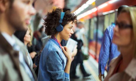 Fones de ouvido branco sobre superfície com ondas sonoras ao redor.