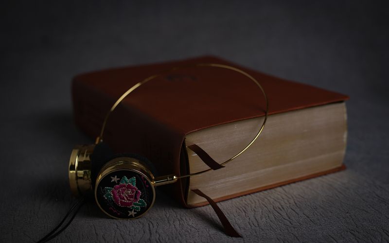 Dispositivo reproduzindo audiolivro narrado por inteligência artificial