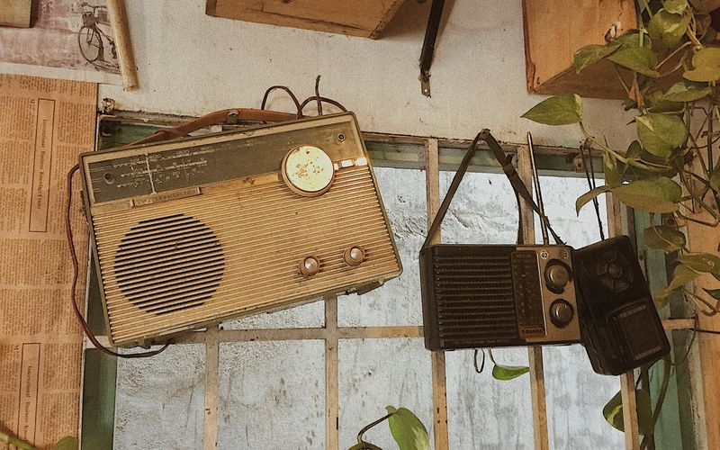 Microfone e ondas sonoras simbolizando transmissão radiofônica ao vivo