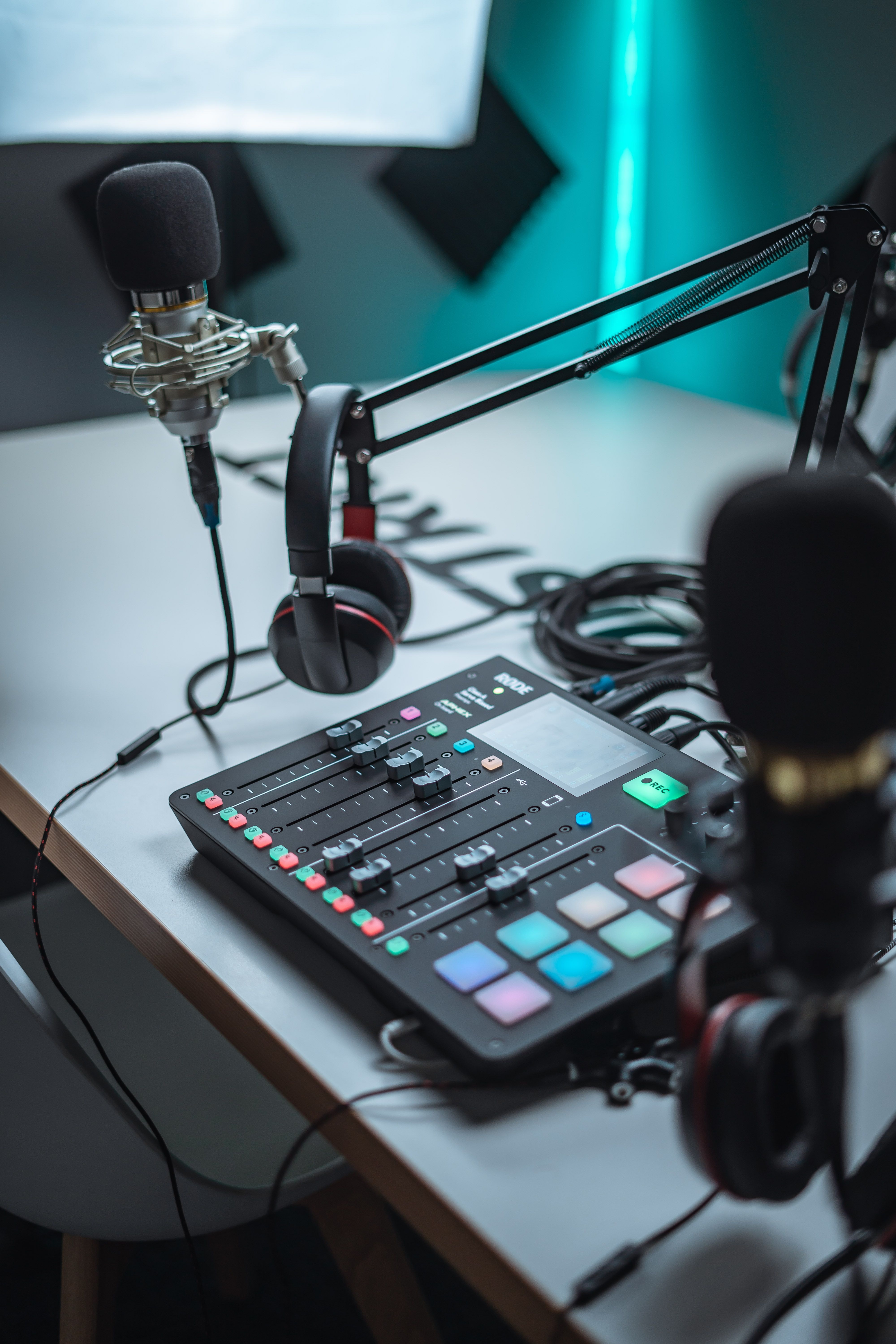 Pessoas de diferentes idades usando fones e ouvindo podcasts