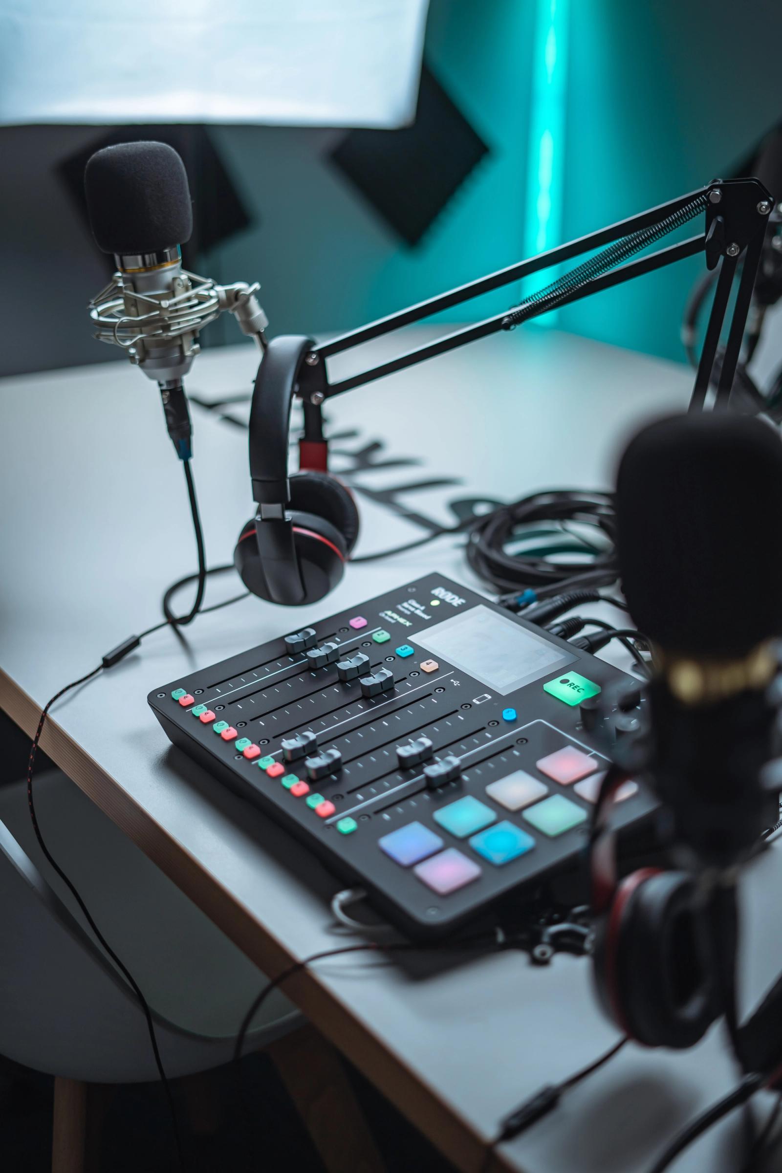 Pessoas de diferentes idades usando fones e ouvindo podcasts