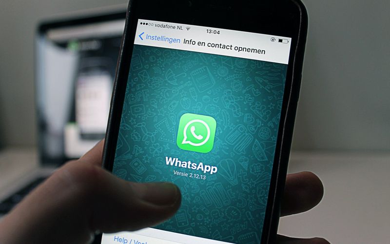 Interface de edição de mensagens no aplicativo WhatsApp móvel