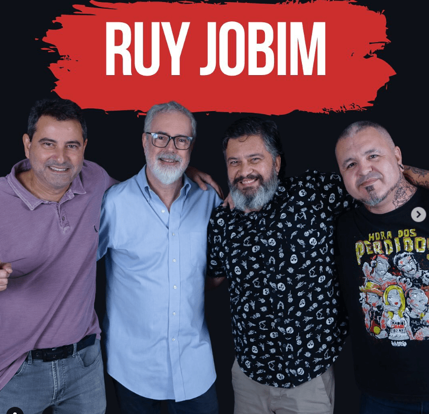 Ruy Jobim gravando em estúdio de podcast com microfone profissional