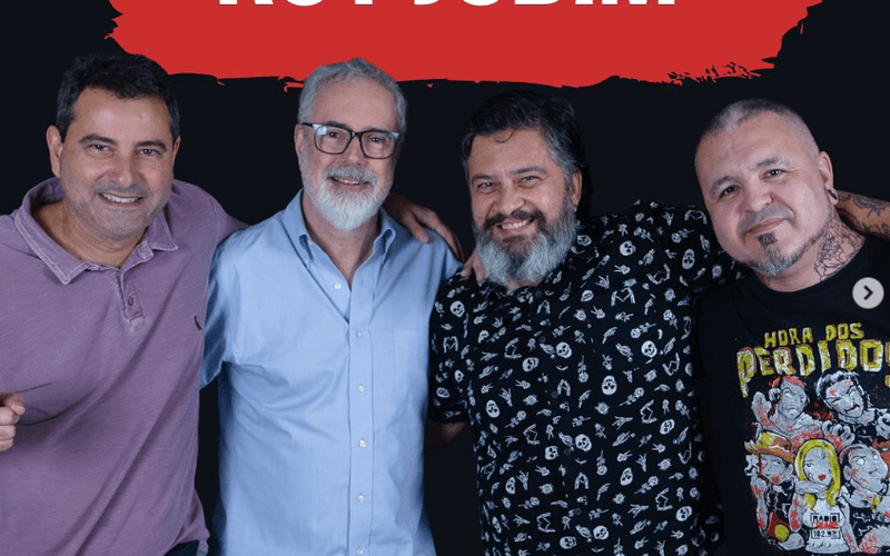 Ruy Jobim gravando em estúdio de podcast com microfone profissional
