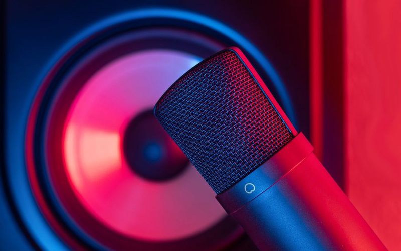 Aplicativo da Amazon com interface de rádio ao vivo e reprodução musical
