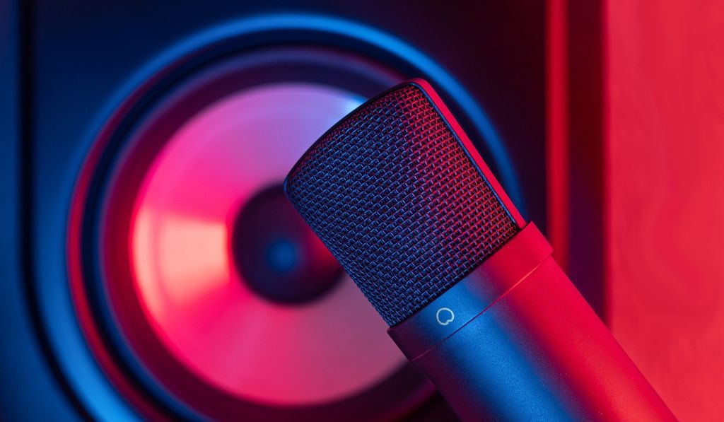 Aplicativo da Amazon com interface de rádio ao vivo e reprodução musical